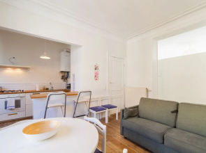 Centrally Located Bright 2 Room Apartment in Trendy st Gilles Self Check in