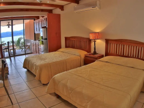 Hotel room-style ocean-view unit in Flamingo with pool