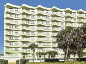 Seawall Condo with Birds Eye Views by RedAwning