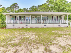 Charming Shallotte Home ~ 4 Mi to Ocean Isle Beach
