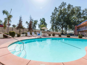 Howard Johnson by Wyndham Bakersfield