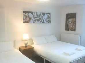 Ground-Floor Family Studio Apartment with Double and Single Beds – Free Parking