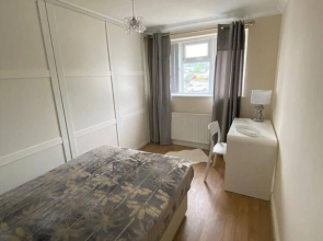 Charming 6-bed House in Reading With Parking