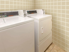 Days Inn & Suites by Wyndham Madison Heights MI