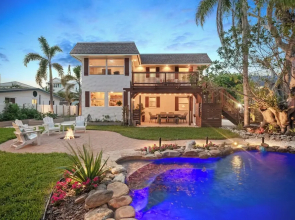 Walk to Gulf: Luxe Luau-themed Gem in Holmes Beach