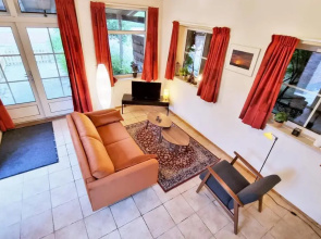 ONO28 Romantic holiday home with large garden