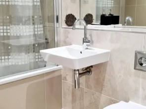 Inviting 4-bed Apartment in Dartford