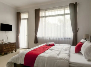 Roellie's Guest House by RedDoorz