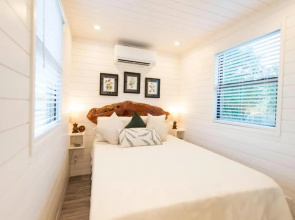 The Woods- Container Tiny House 12 min to Magnolia Baylor Downtown