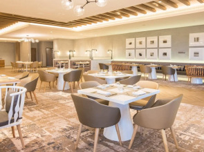 Отель Holiday Inn & Suites Dubai Festival City an IHG