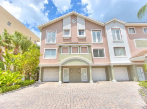 Bayway Luxury Townhome 4 Bedroom Townhouse by RedAwning