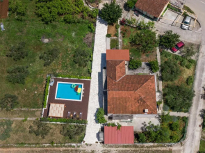 Sunny House with private pool