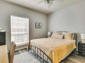 Central College Station Townhome w/ Community Pool