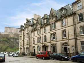 297 - Charming, spacious 2 bedroom apartment in the center of Edinburgh's Old Town