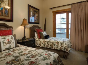 5th Street Penthouse 3 BedroomCondo By Moving Mountains