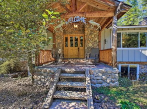 Quaint Priest Lake Cabin w/ Patio < 1 Mi to Lake!