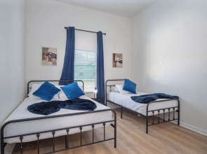 Bright and Clean 3 Bedroom Near Fun Riverwalk!