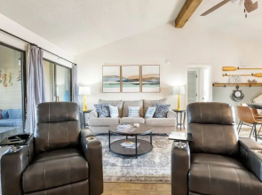 Fairway and Lake Views With Hot Tub, Fire Pit and Spacious Rooms