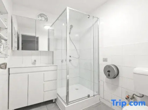 Your Relaxing Stay – Central Location, Close to Train & Shops