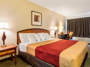 Econo Lodge Inn & Suites Conference Center