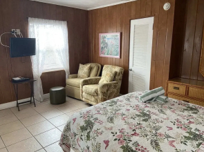 Holiday Court 04 - Last Resort