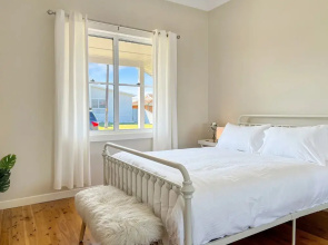3-bed Coastal Haven With Alfresco Dining & BBQ