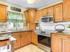Walk to Parks & Golf: Artsy Bungalow in Lakeland!