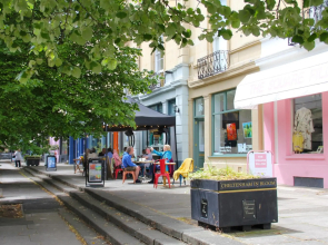 3BR Characterful Victorian Flat in Cheltenham, Cotswolds - Sleeps 8, FREE Parking, A walk away to local shops and Montpellier