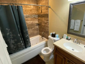 Newly Updated Walk In Level, King, 2 Queens, WIFI, Pool, Sleeps 8 (Club C-7)