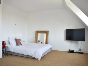 1 Bedroom Apartment Near Champs Elysee