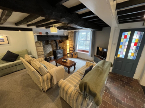 Traditional 3-bed Cottage, Log Burner & Sea Views!