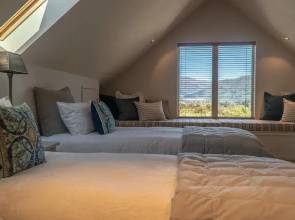 Expansive Family Retreat With Stunning Views of Lake Wanaka and the Mountains