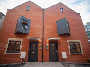 higgihaus #3b 2-3 Bed Small Groups Hip Location Sleeps 4-8