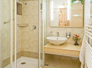 Alice Apartment House