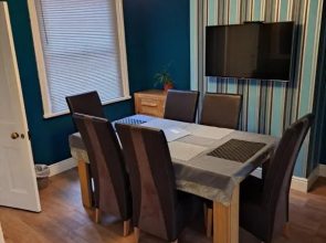 Entire Town House with Free Parking