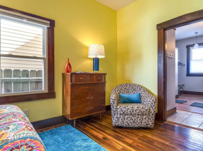 Retro-inspired Indy Home: Walk to Fountain Square!