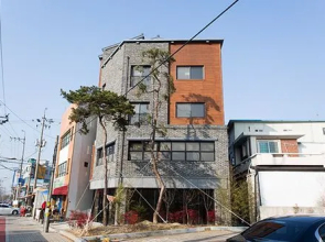 Jeonju Gil Gunneo Hanok Maeul Pension