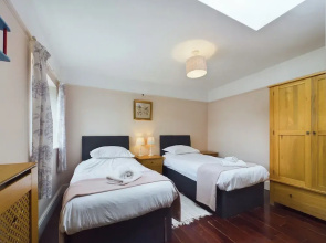 Country House-14guests-parking-hottub-amazingviews