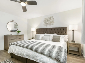 Designer Condo on River - Steps to Aspen Center