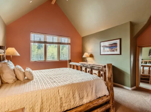 42 Burgundy 4br 3.5ba 4 Bedroom Townhouse by RedAwning