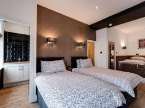 Tom Thumb Apartments