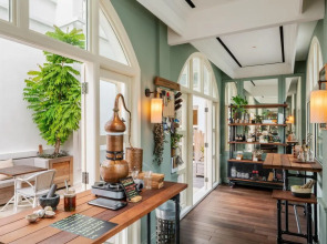 Maxwell Reserve Singapore, Autograph Collection