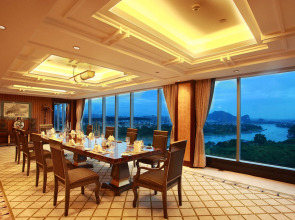 Guilin Lijiang Waterfall Hotel