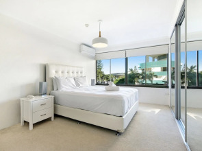 2 Bedroom Apartment located in central Broadbeach