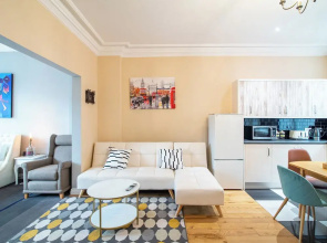 Creative & Cheerful Apartment by Avo in Sheffield
