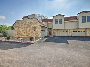 Modern Townhome w/ Patio, Next Door to Resort