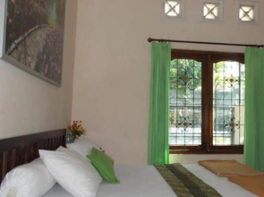 Omah Rojo Family Guest House