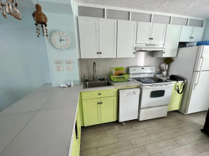 Sunny 2- Bedroom Villa in the Marina