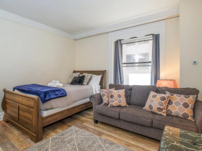 Cozy Studio + Train | Theatre District | Evonify