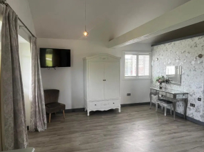 The Crown Lodges